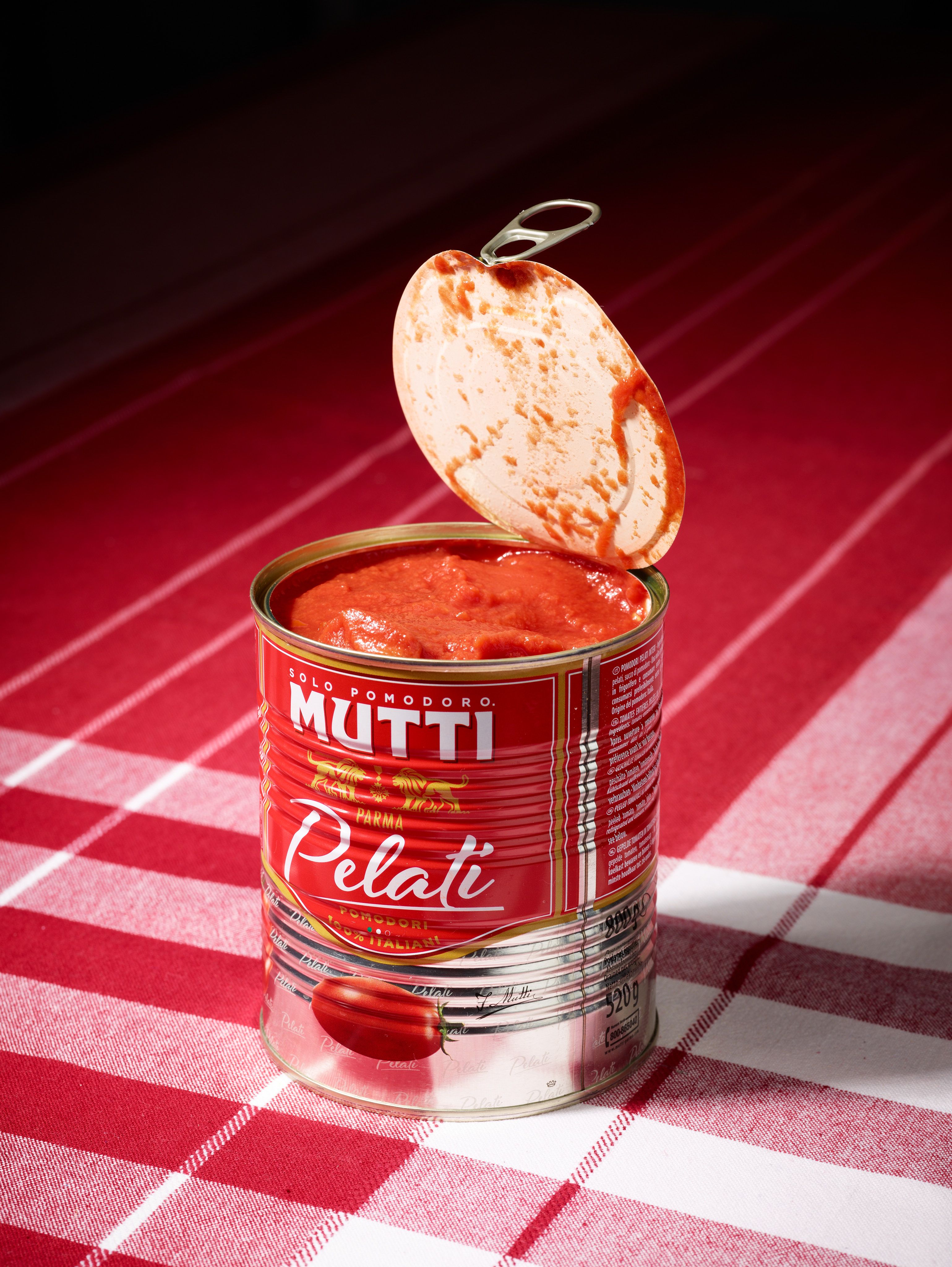A tin of peeled pomodoro tomatoes
